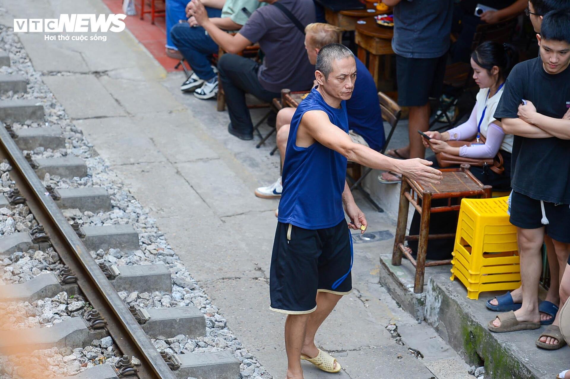Phố cà phê đường tàu càng cấm càng đông, cấm chỗ này lại mọc chỗ khác - Ảnh 7