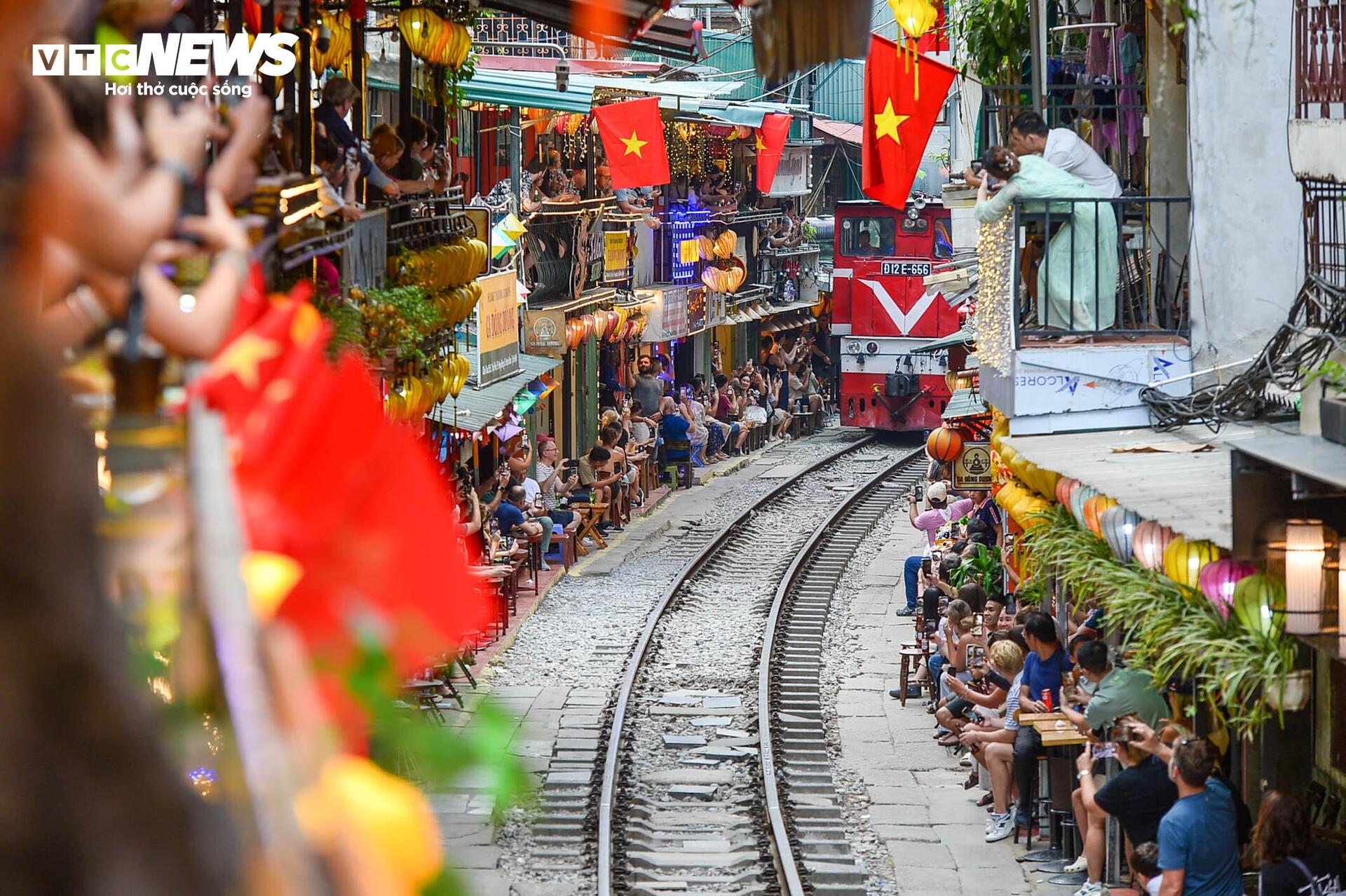 Phố cà phê đường tàu càng cấm càng đông, cấm chỗ này lại mọc chỗ khác - Ảnh 1