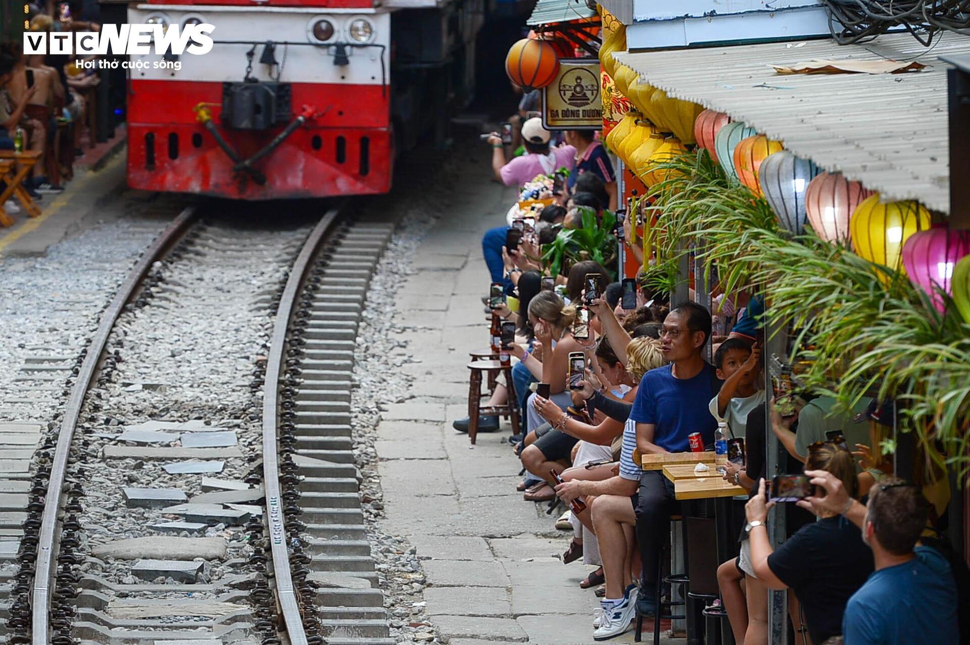 Phố cà phê đường tàu càng cấm càng đông, cấm chỗ này lại mọc chỗ khác - Ảnh 4
