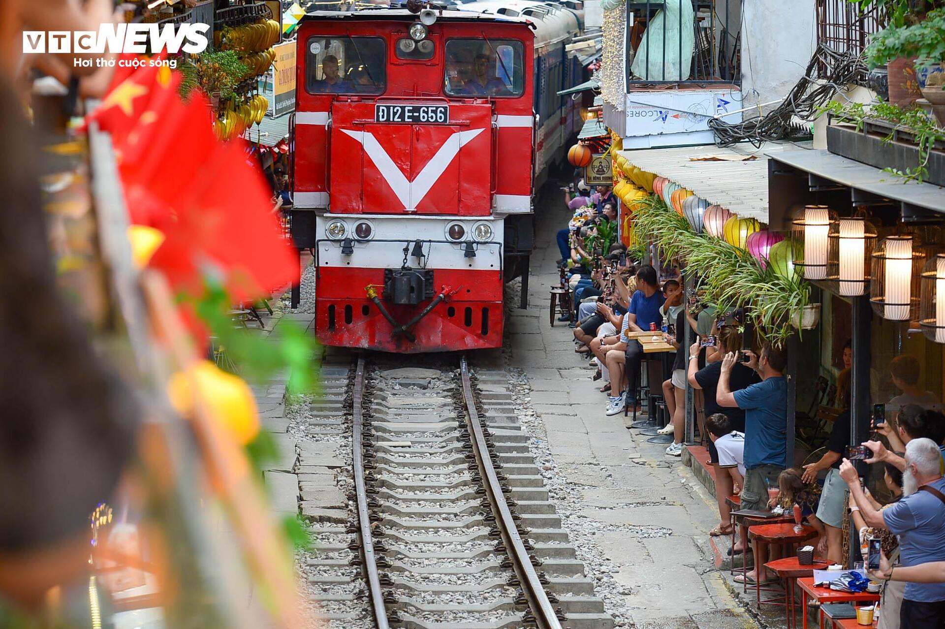 Phố cà phê đường tàu càng cấm càng đông, cấm chỗ này lại mọc chỗ khác - Ảnh 2