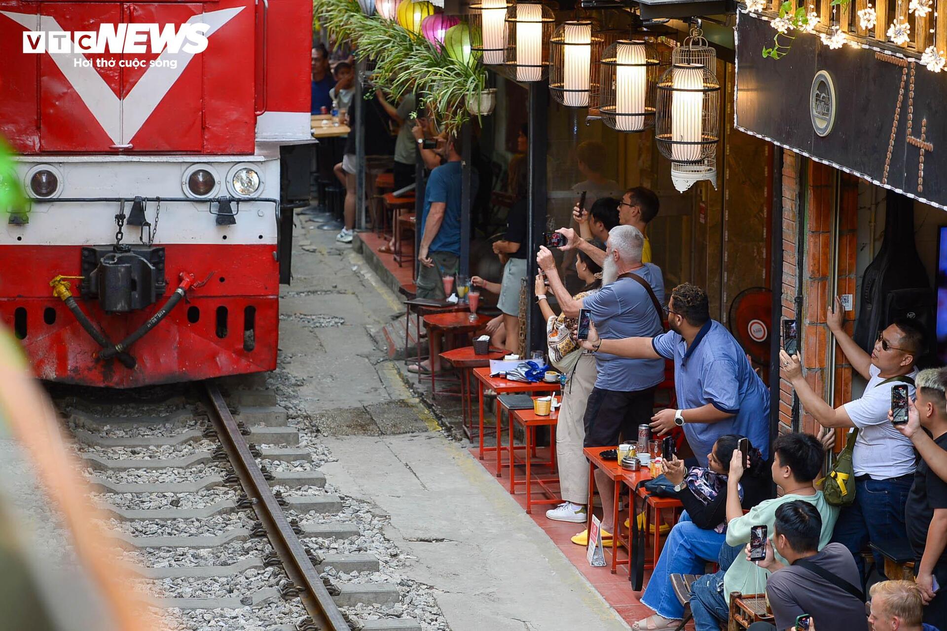 Phố cà phê đường tàu càng cấm càng đông, cấm chỗ này lại mọc chỗ khác - Ảnh 3