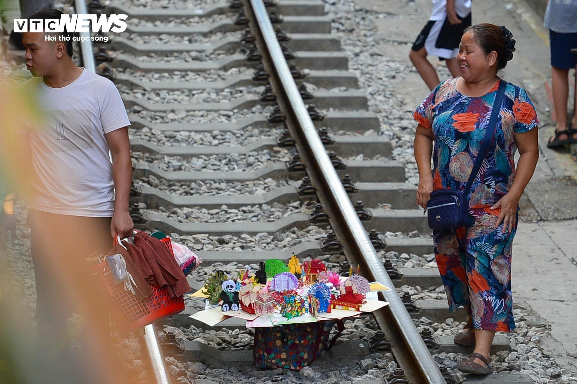 Phố cà phê đường tàu càng cấm càng đông, cấm chỗ này lại mọc chỗ khác - Ảnh 16