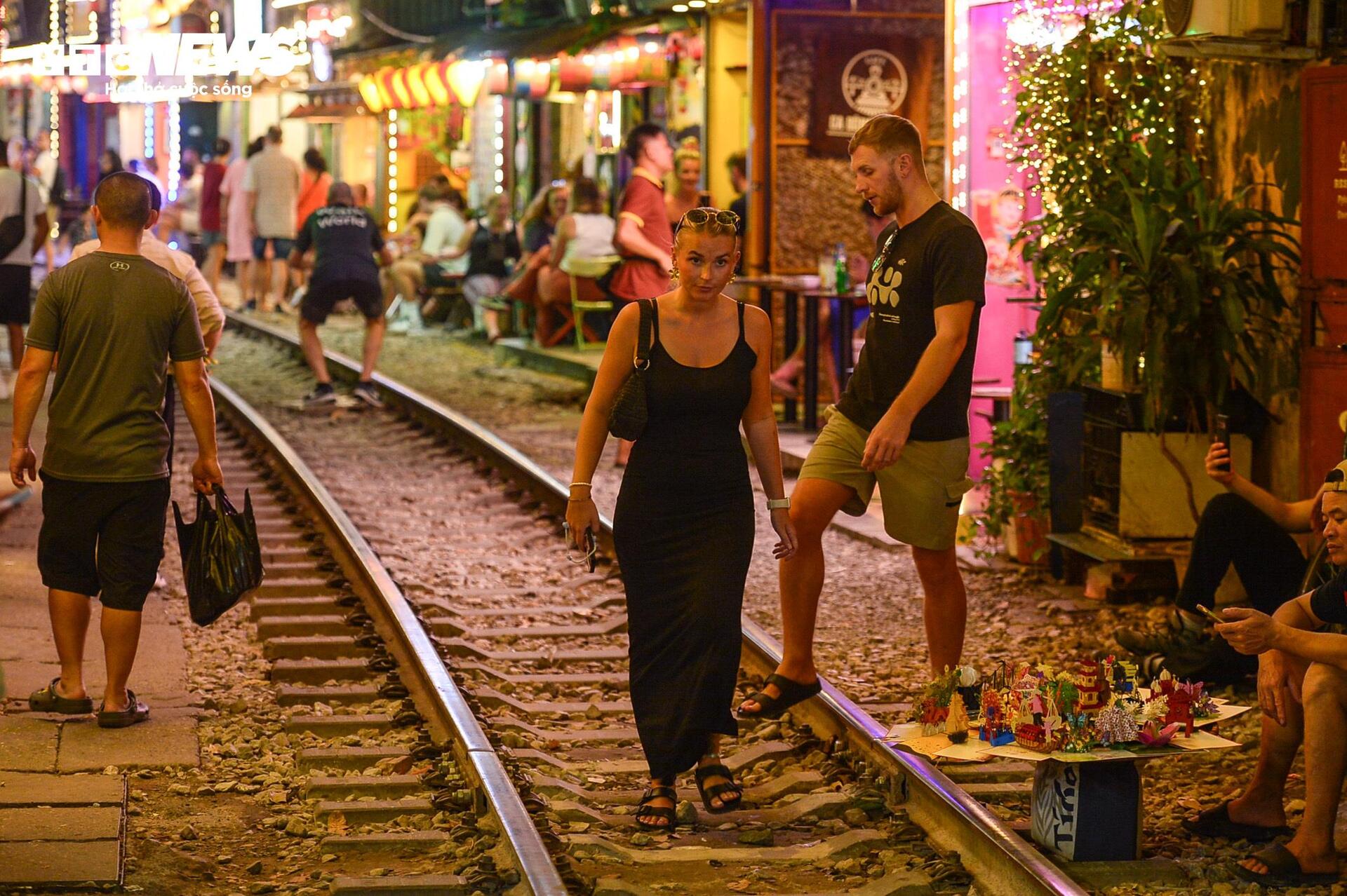 Phố cà phê đường tàu càng cấm càng đông, cấm chỗ này lại mọc chỗ khác - Ảnh 21