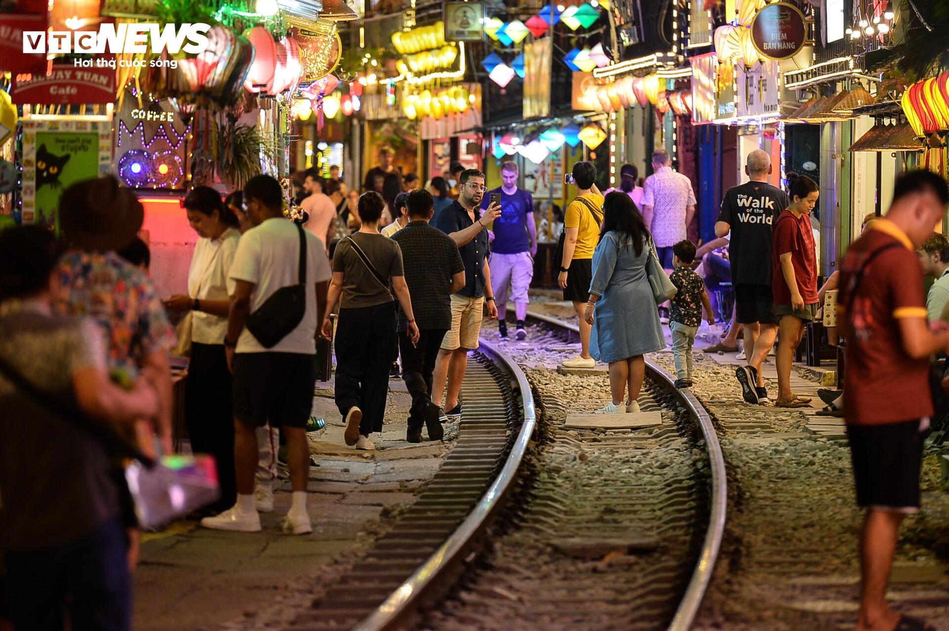 Phố cà phê đường tàu càng cấm càng đông, cấm chỗ này lại mọc chỗ khác - Ảnh 19