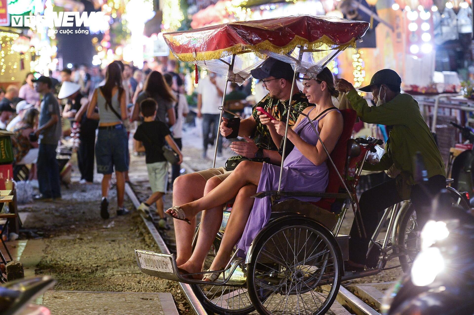 Phố cà phê đường tàu càng cấm càng đông, cấm chỗ này lại mọc chỗ khác - Ảnh 22