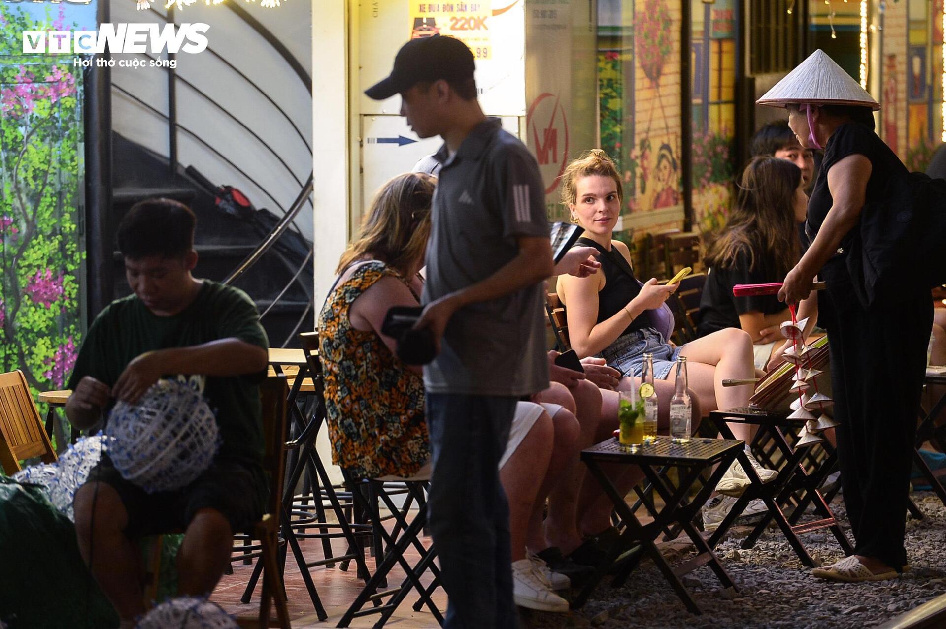 Phố cà phê đường tàu càng cấm càng đông, cấm chỗ này lại mọc chỗ khác - Ảnh 20