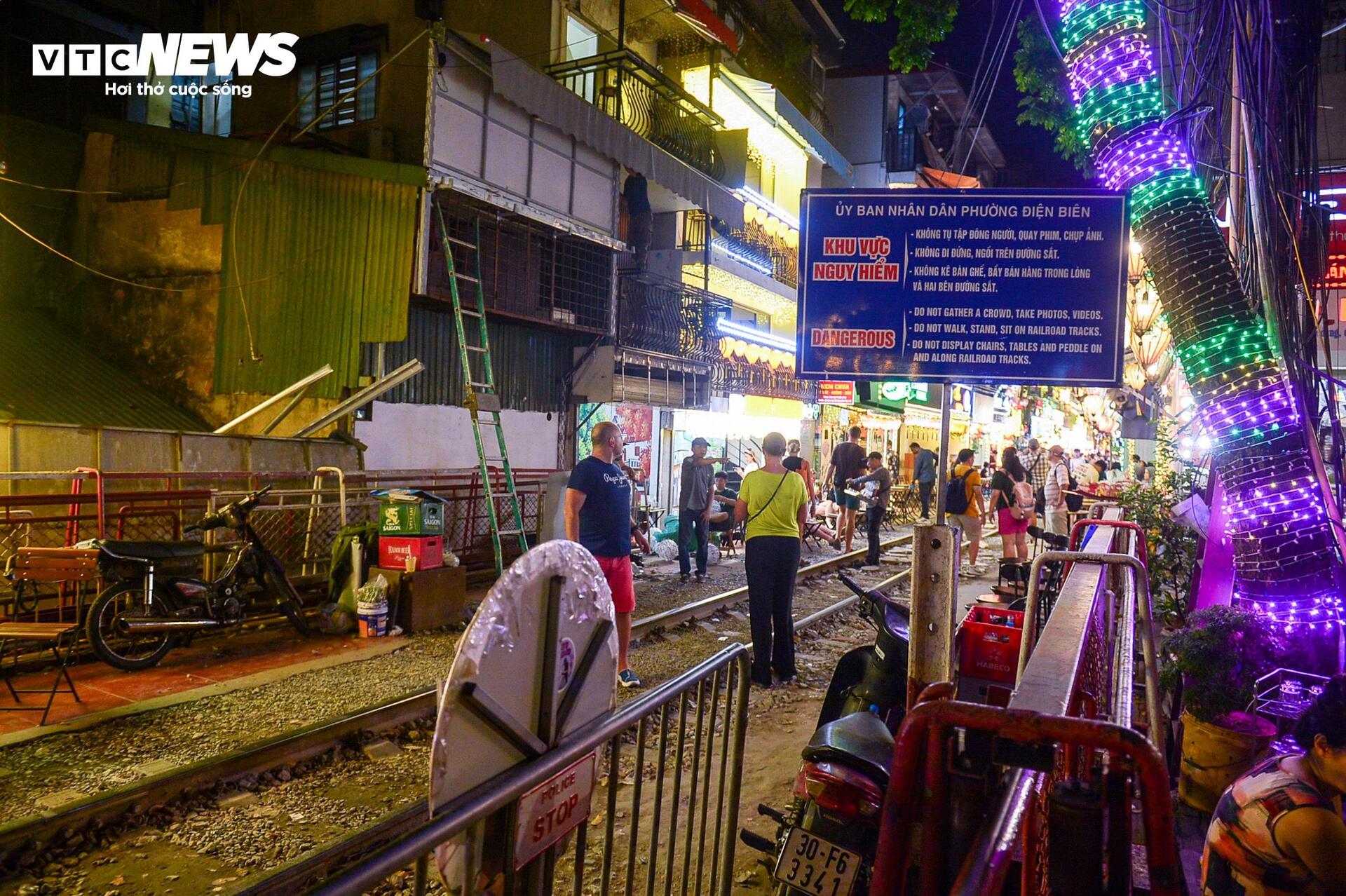 Phố cà phê đường tàu càng cấm càng đông, cấm chỗ này lại mọc chỗ khác - Ảnh 17