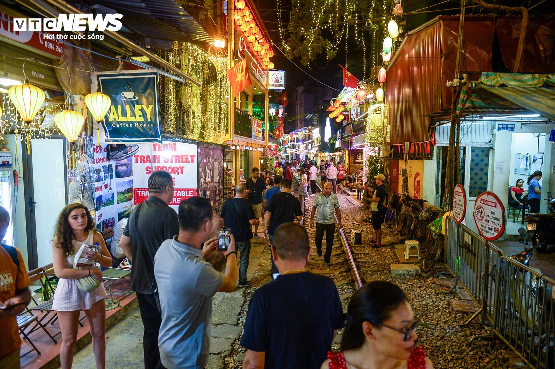 Phố cà phê đường tàu càng cấm càng đông, cấm chỗ này lại mọc chỗ khác - Ảnh 18