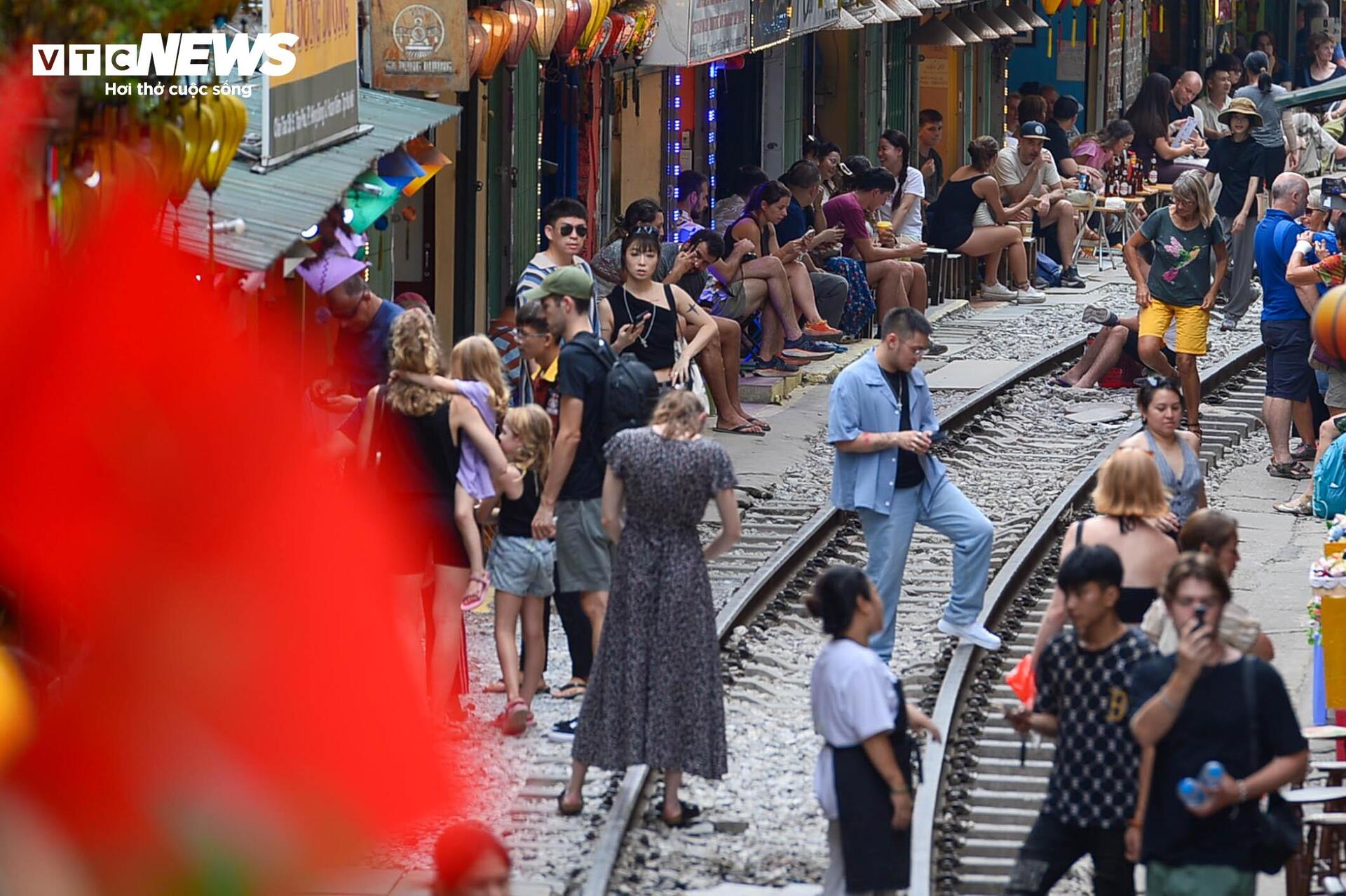 Phố cà phê đường tàu càng cấm càng đông, cấm chỗ này lại mọc chỗ khác - Ảnh 9