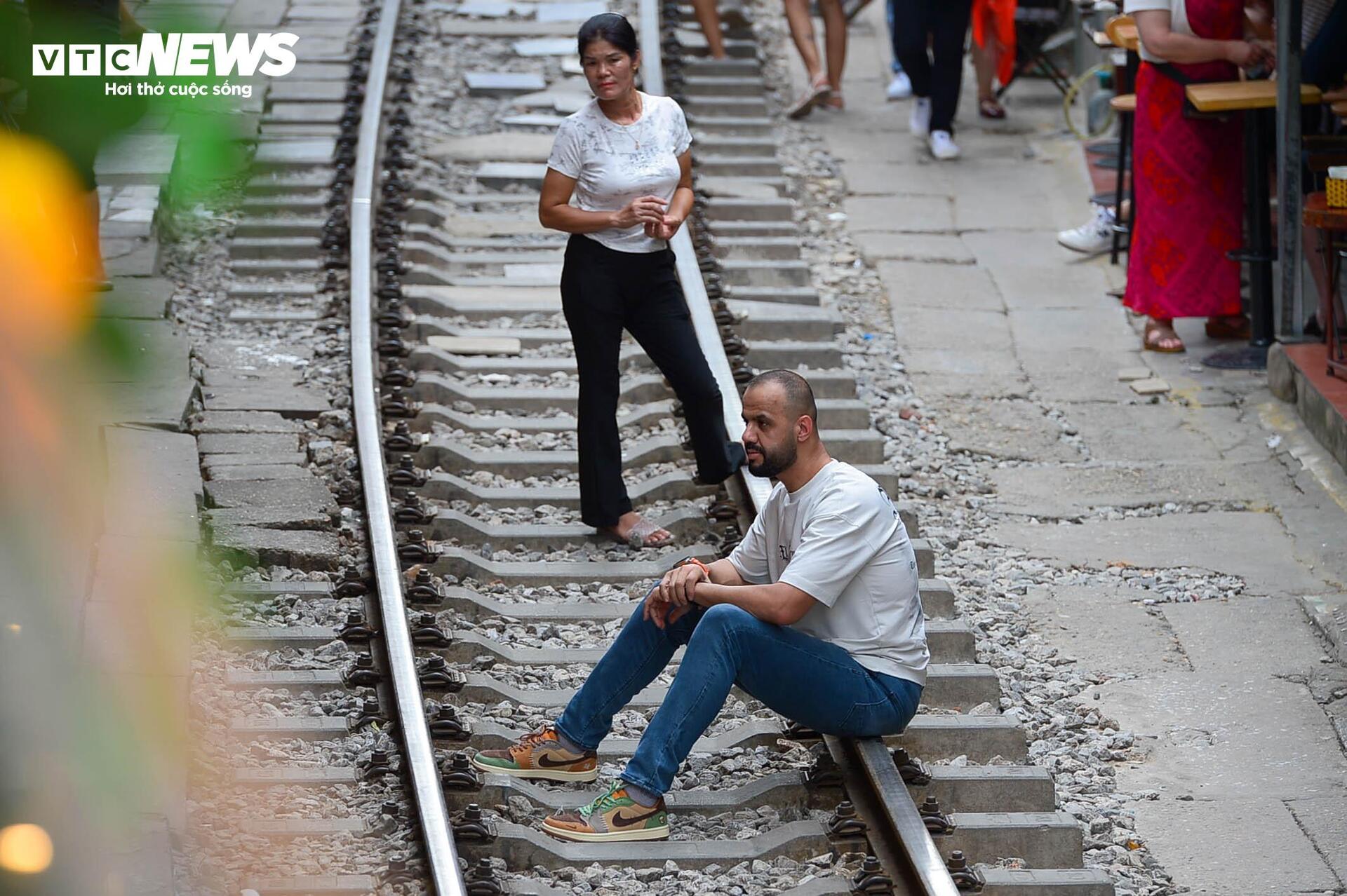 Phố cà phê đường tàu càng cấm càng đông, cấm chỗ này lại mọc chỗ khác - Ảnh 14