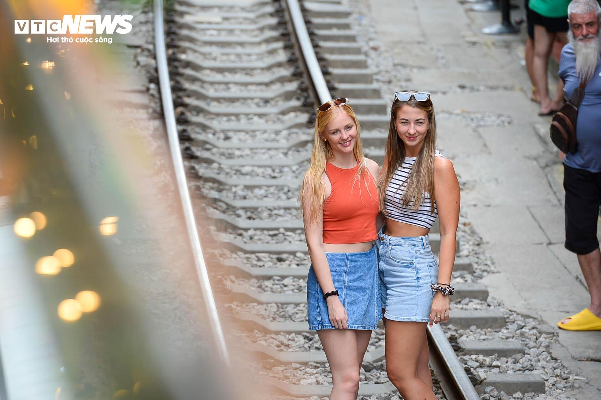 Phố cà phê đường tàu càng cấm càng đông, cấm chỗ này lại mọc chỗ khác - Ảnh 11