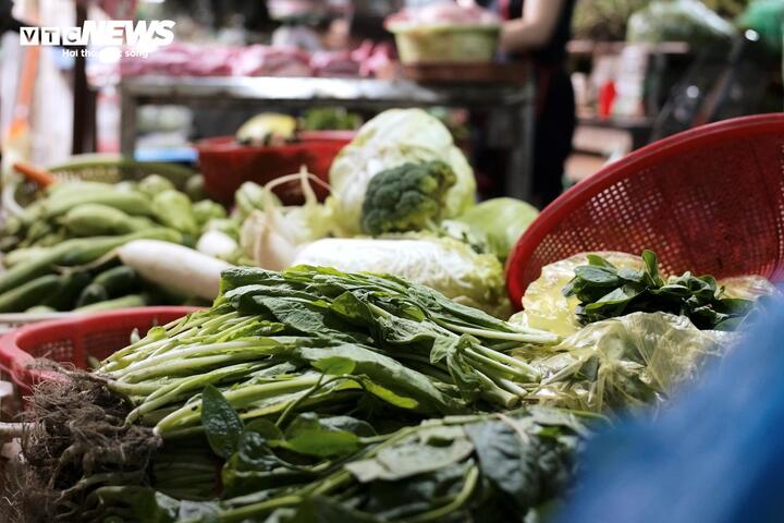 Giá rau xanh ở Hà Nội vẫn hỗn loạn sau gần một tháng bão Yagi càn quét - Ảnh 2