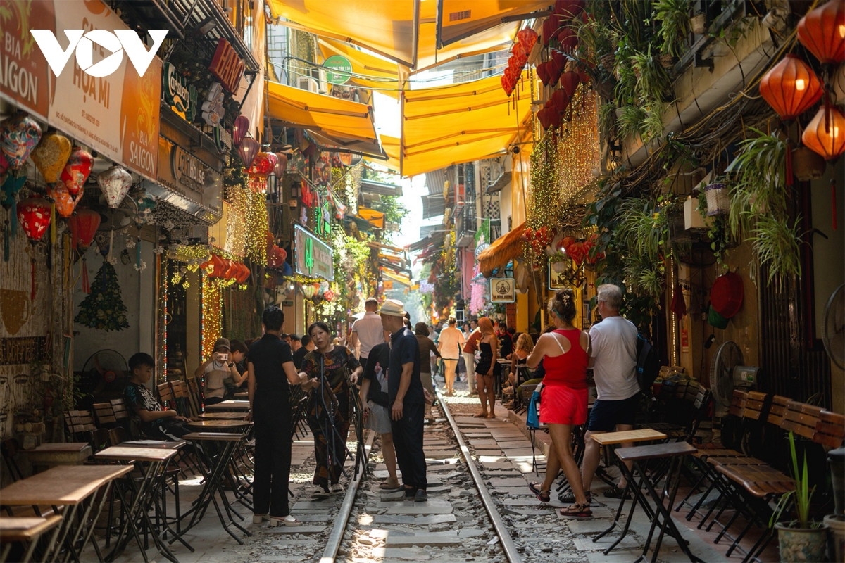 Bất chấp nguy hiểm, nhiều người vẫn thản nhiên check-in tại phố cà phê đường tàu - Ảnh 1