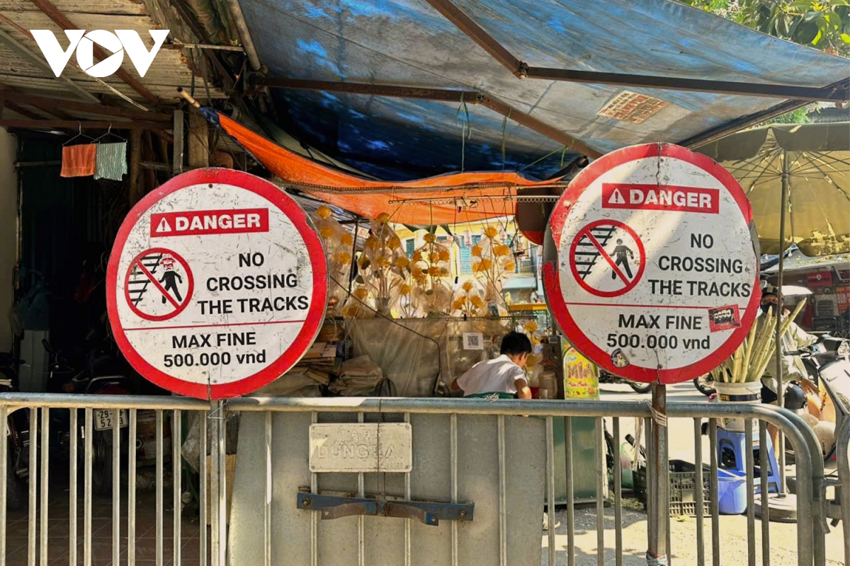 Bất chấp nguy hiểm, nhiều người vẫn thản nhiên check-in tại phố cà phê đường tàu - Ảnh 4