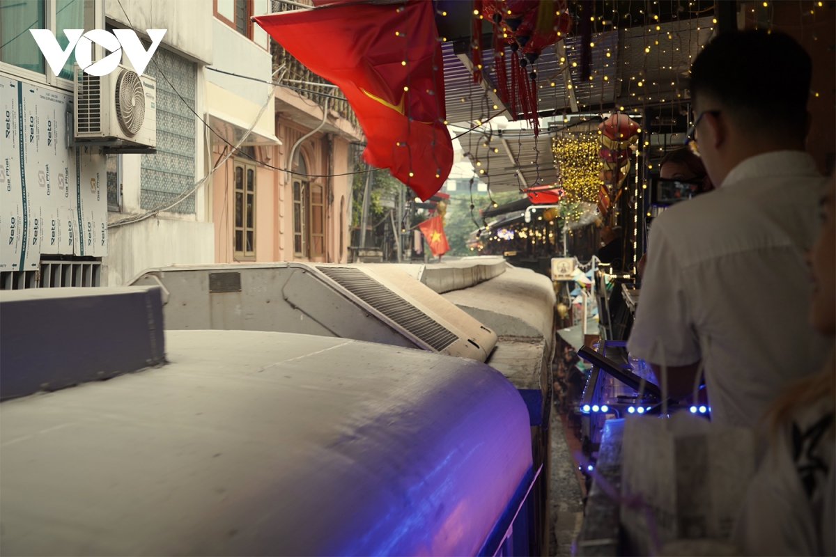 Bất chấp nguy hiểm, nhiều người vẫn thản nhiên check-in tại phố cà phê đường tàu - Ảnh 8