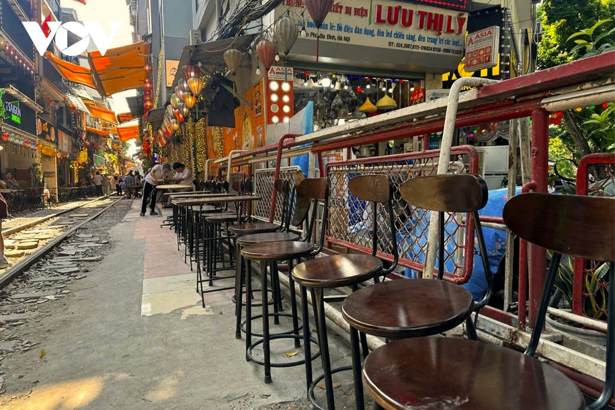Bất chấp nguy hiểm, nhiều người vẫn thản nhiên check-in tại phố cà phê đường tàu - Ảnh 6