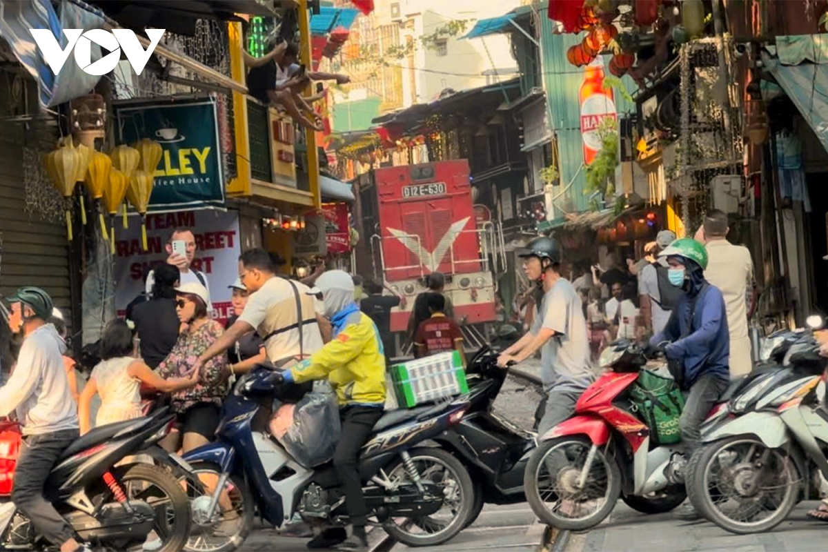 Bất chấp nguy hiểm, nhiều người vẫn thản nhiên check-in tại phố cà phê đường tàu - Ảnh 10