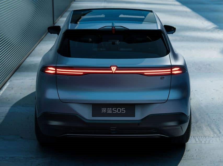 "Ông trùm" xe tải tại Việt Nam ra mắt SUV ngang cỡ Mazda CX-5: giá từ 430 triệu đồng, khả năng di chuyển hơn 1.000 km - Ảnh 1