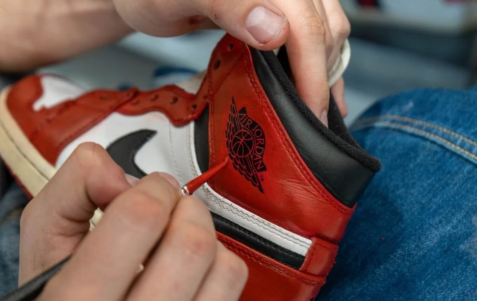 Nike tự đào hố chôn mình: Sản xuất nhiều hơn số lượng có thể bán, chiết khấu nhiều phiên bản giới hạn trên website, doanh thu 51 tỷ USD là xa xỉ - Ảnh 1