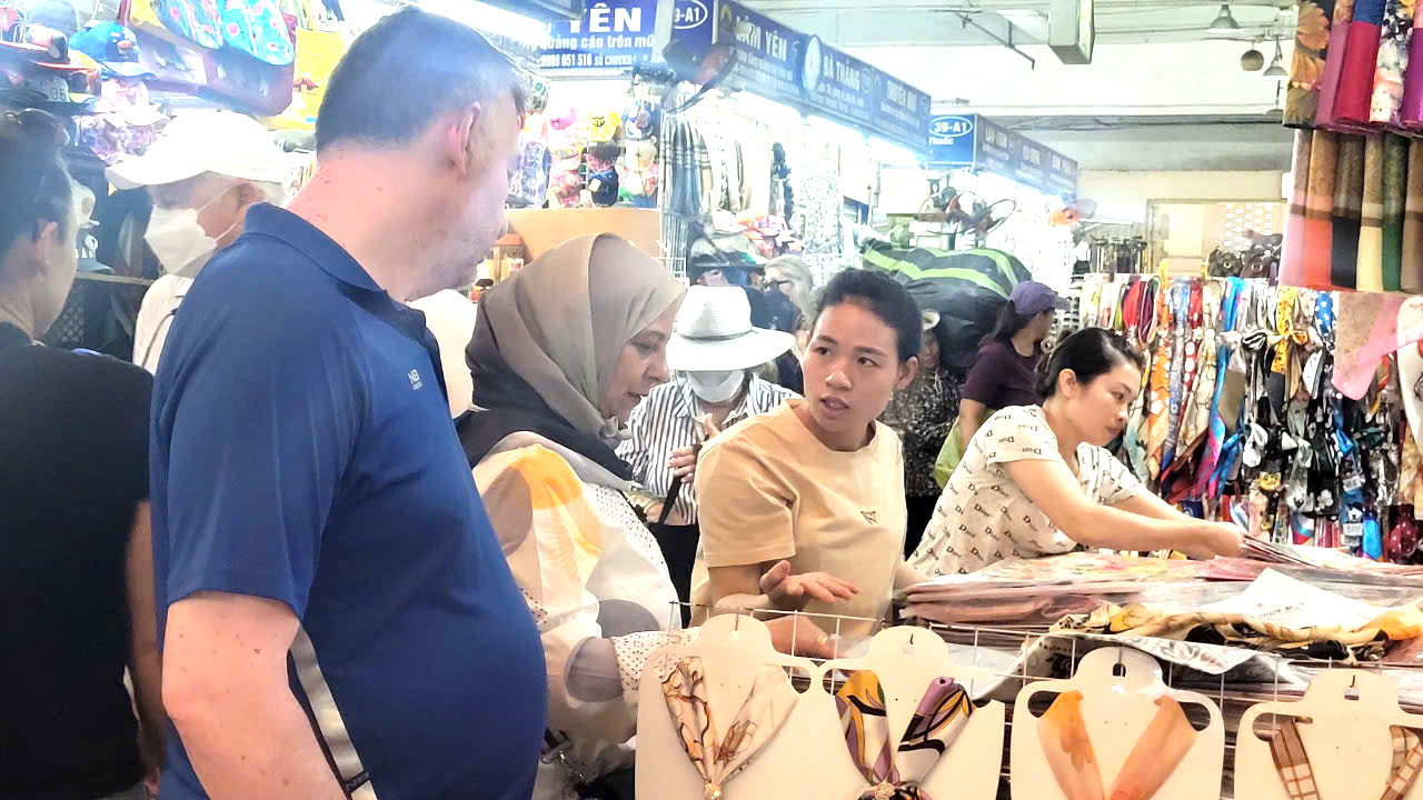 VIDEO: Chợ Đồng Xuân kinh doanh thế nào trước "bão" chốt đơn online? - Ảnh 1