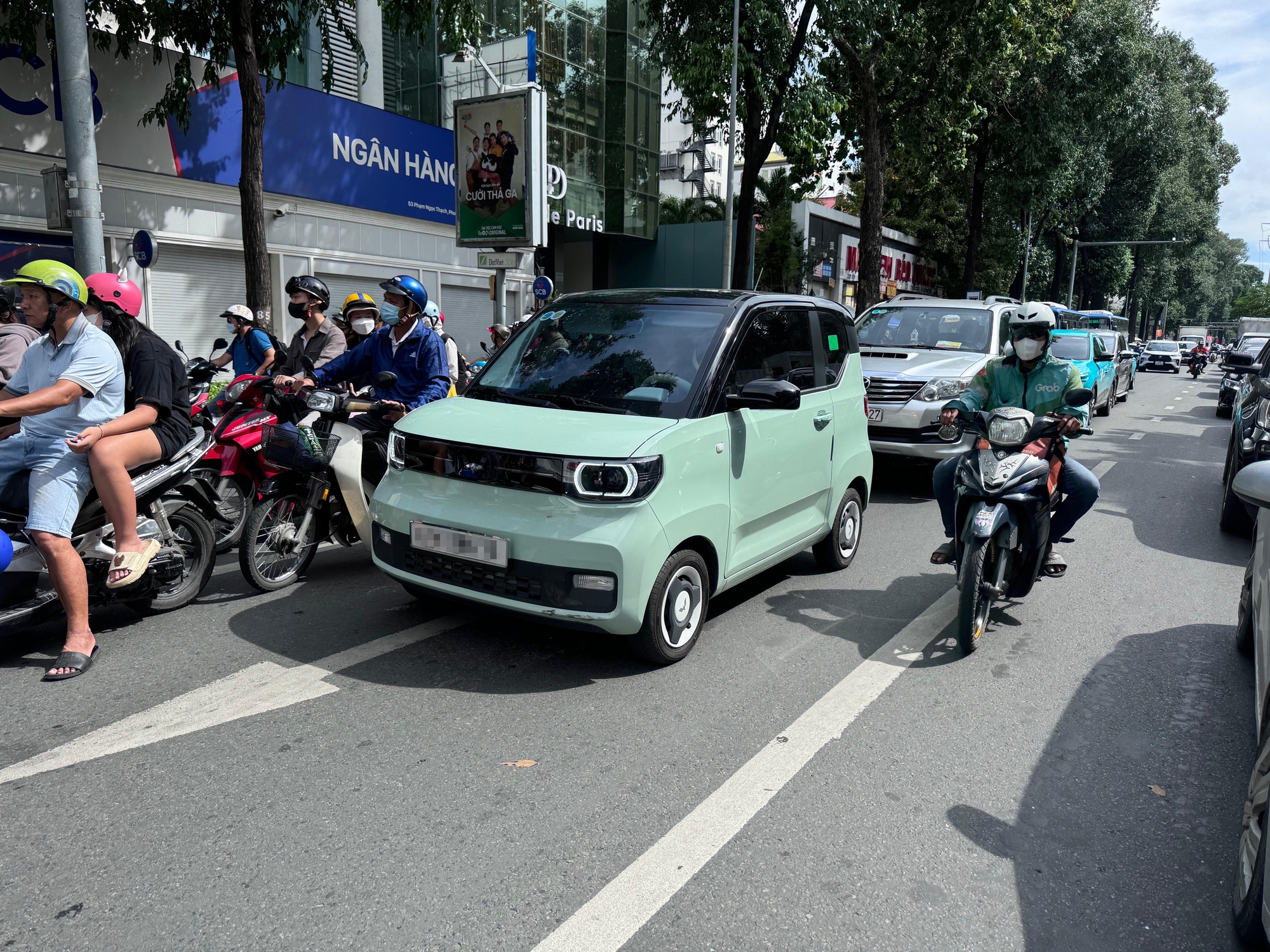 Ô tô điện mini giá rẻ có thay thế xe máy? - Ảnh 1