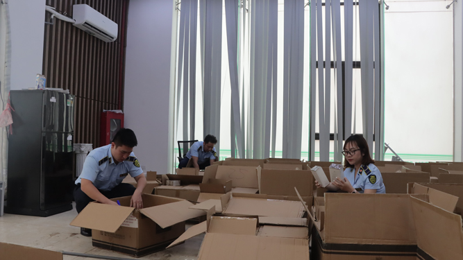 "Chiến thần" livestream cũng bán hàng giả - Ảnh 1