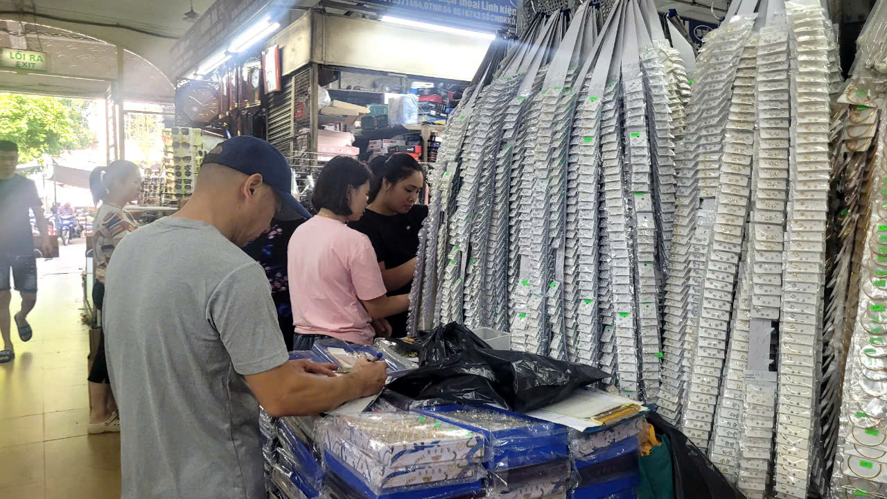 VIDEO: Chợ Đồng Xuân kinh doanh thế nào trước "bão" chốt đơn online? - Ảnh 3