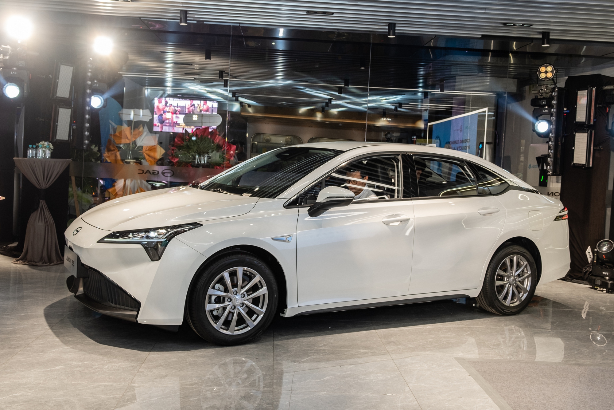 AION ra mắt Việt Nam, tung 2 xe mới: ES giá 788 triệu đồng, Y Plus giá 888 triệu đồng - Ảnh 1