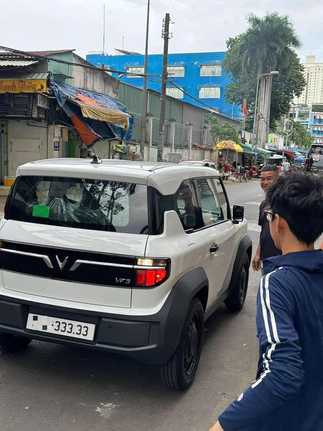 Chiếc VinFast VF 3 khiến dân mạng 'sốt': Xe màu trắng giản đơn đeo biển số được trả giá ngang Lexus LX570 - Ảnh 2