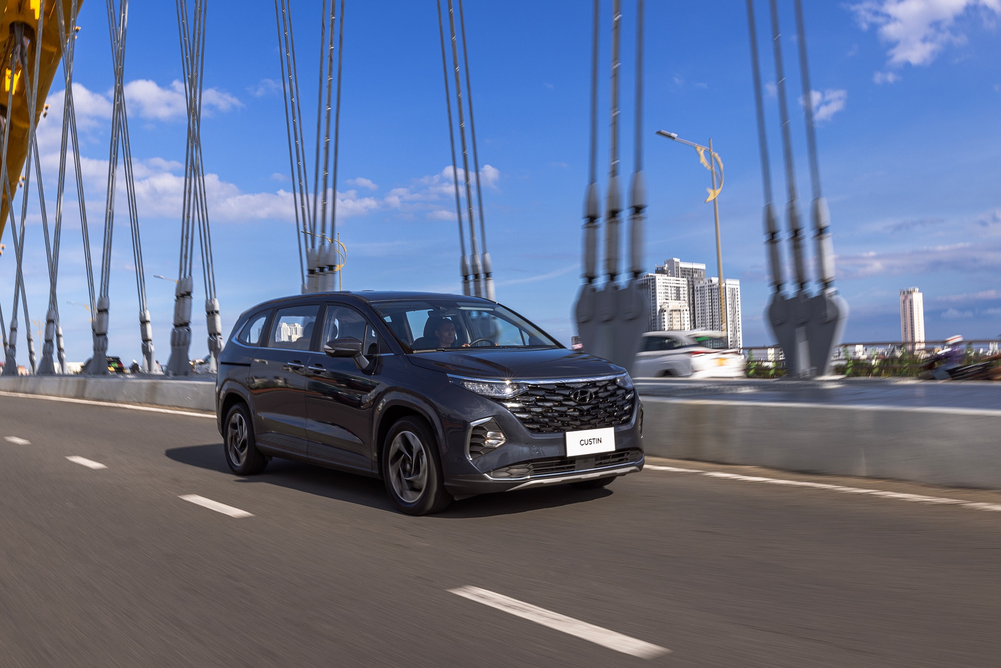 Hyundai Custin giảm hơn 50 triệu tại đại lý: Giá khởi điểm thực tế xuống dưới 800 triệu, tiệm cận Toyota Innova tiêu chuẩn dù lớn hơn hẳn - Ảnh 4