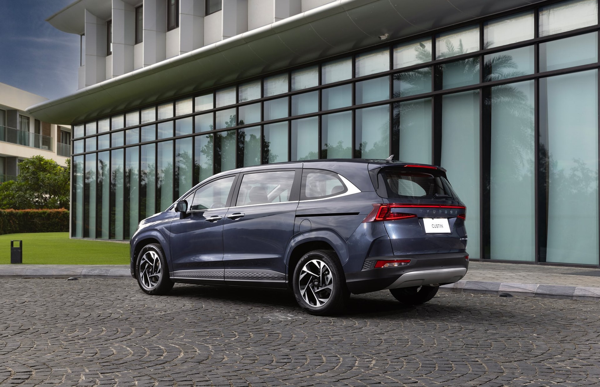 Nếu muốn tìm một chiếc MPV tầm trung an toàn, tin cậy cho gia đình, đây chính là cái tên sáng giá nhất - Ảnh 2