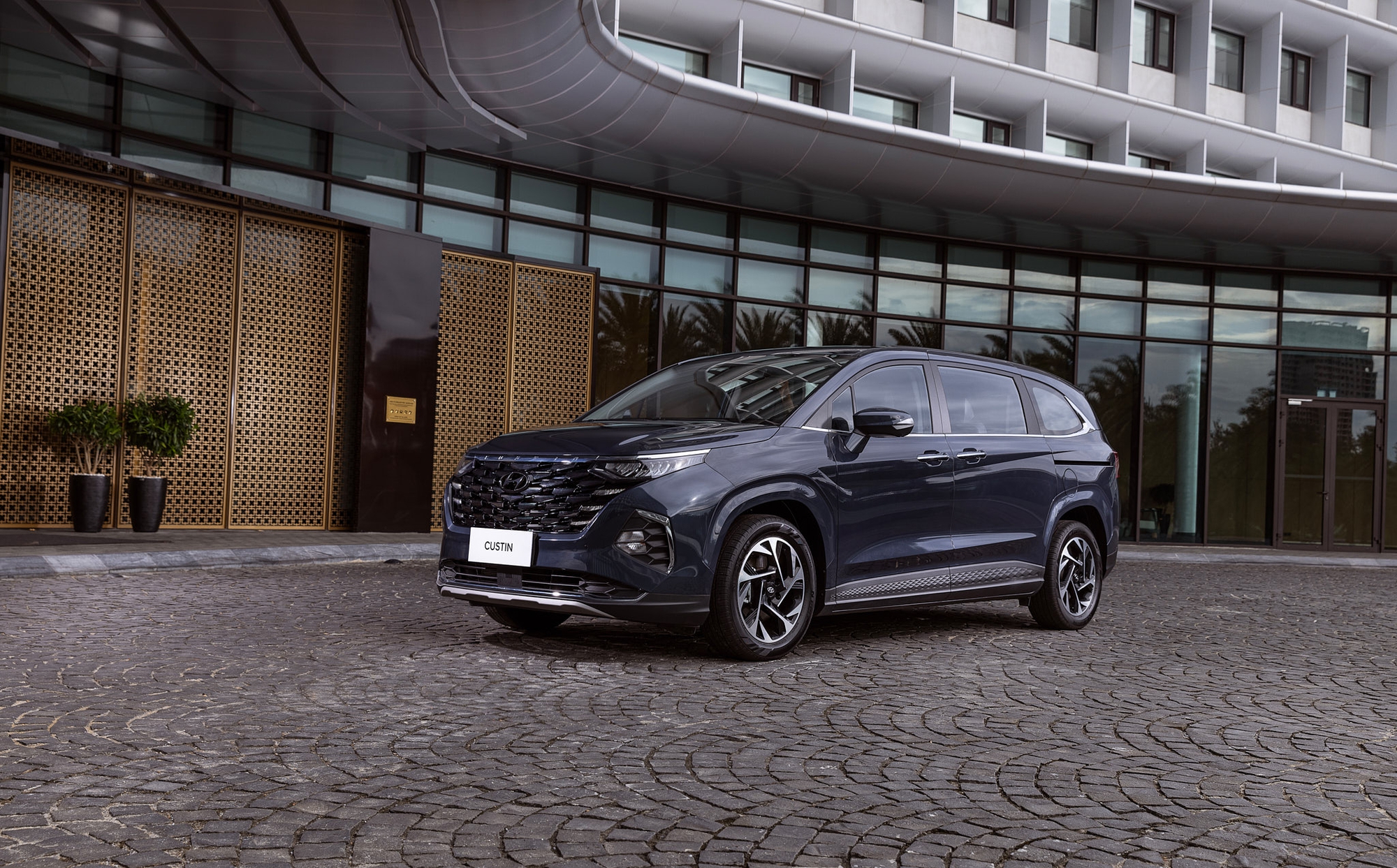 Hyundai Custin giảm hơn 50 triệu tại đại lý: Giá khởi điểm thực tế xuống dưới 800 triệu, tiệm cận Toyota Innova tiêu chuẩn dù lớn hơn hẳn - Ảnh 3