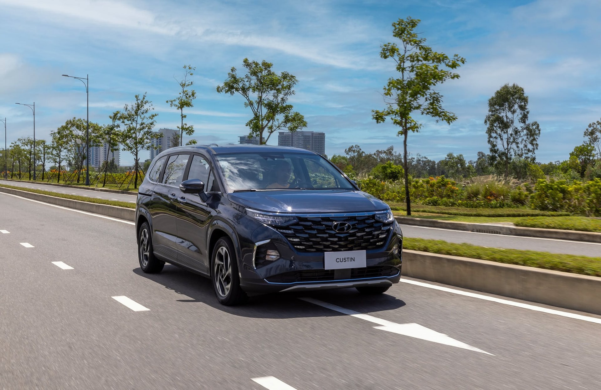 Nếu muốn tìm một chiếc MPV tầm trung an toàn, tin cậy cho gia đình, đây chính là cái tên sáng giá nhất - Ảnh 1