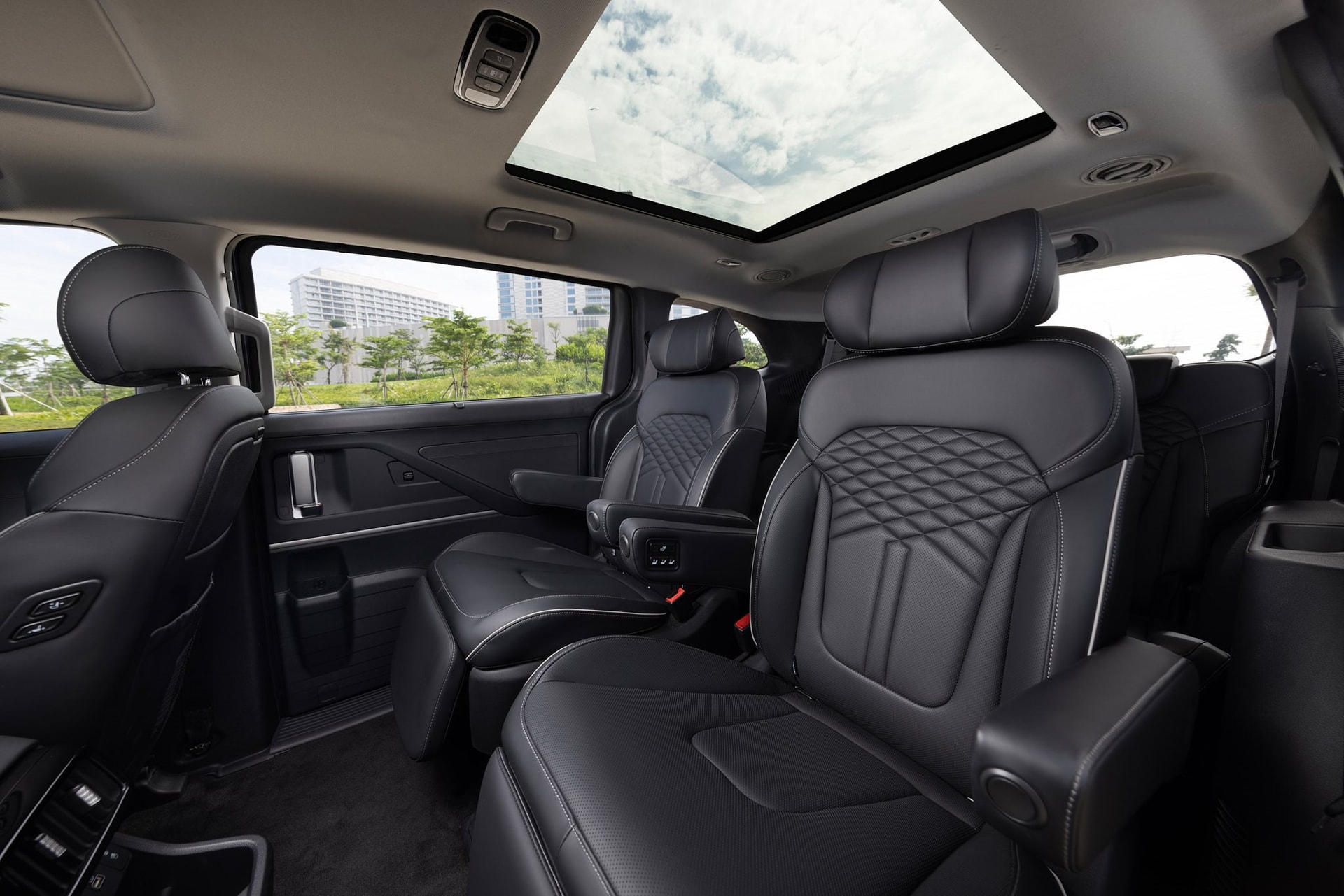 Nếu muốn tìm một chiếc MPV tầm trung an toàn, tin cậy cho gia đình, đây chính là cái tên sáng giá nhất - Ảnh 4