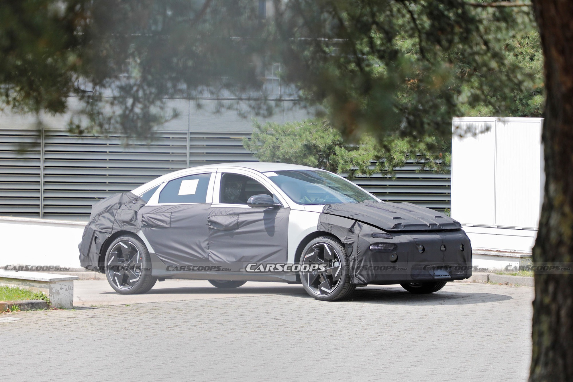 Xem trước Hyundai Ioniq 6 mới: Giữ dáng nhưng đổi chi tiết thiết kế, pin nâng cấp có thể chạy 700km/sạc - Ảnh 1