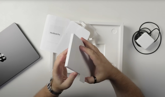 Chuyện gì đang xảy ra với Apple: MacBook Pro M4 chưa ra mắt mà đã có người khoe video "mở hộp trên tay"? - Ảnh 2