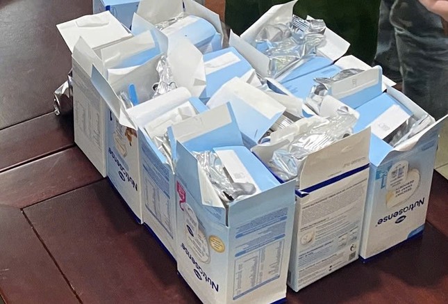 Bắt vụ giấu ma túy trong 16 kiện hàng sữa bột gửi từ Châu Âu về Việt Nam - Ảnh 2