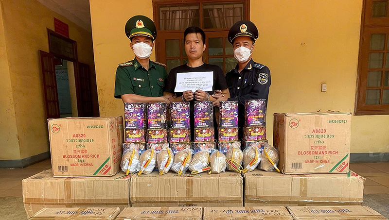 Ai đứng sau đường dây vận chuyển nửa tấn pháo hoa nổ qua biên giới? - Ảnh 1