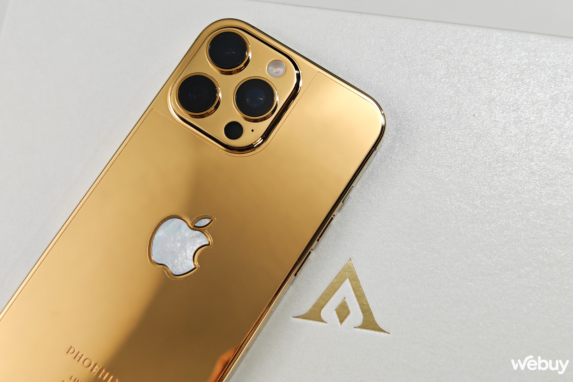 Cận cảnh iPhone 16 Pro Max mạ vàng 24K: Giới hạn 200 chiếc trên toàn cầu, giá gần 100 triệu đồng - Ảnh 11