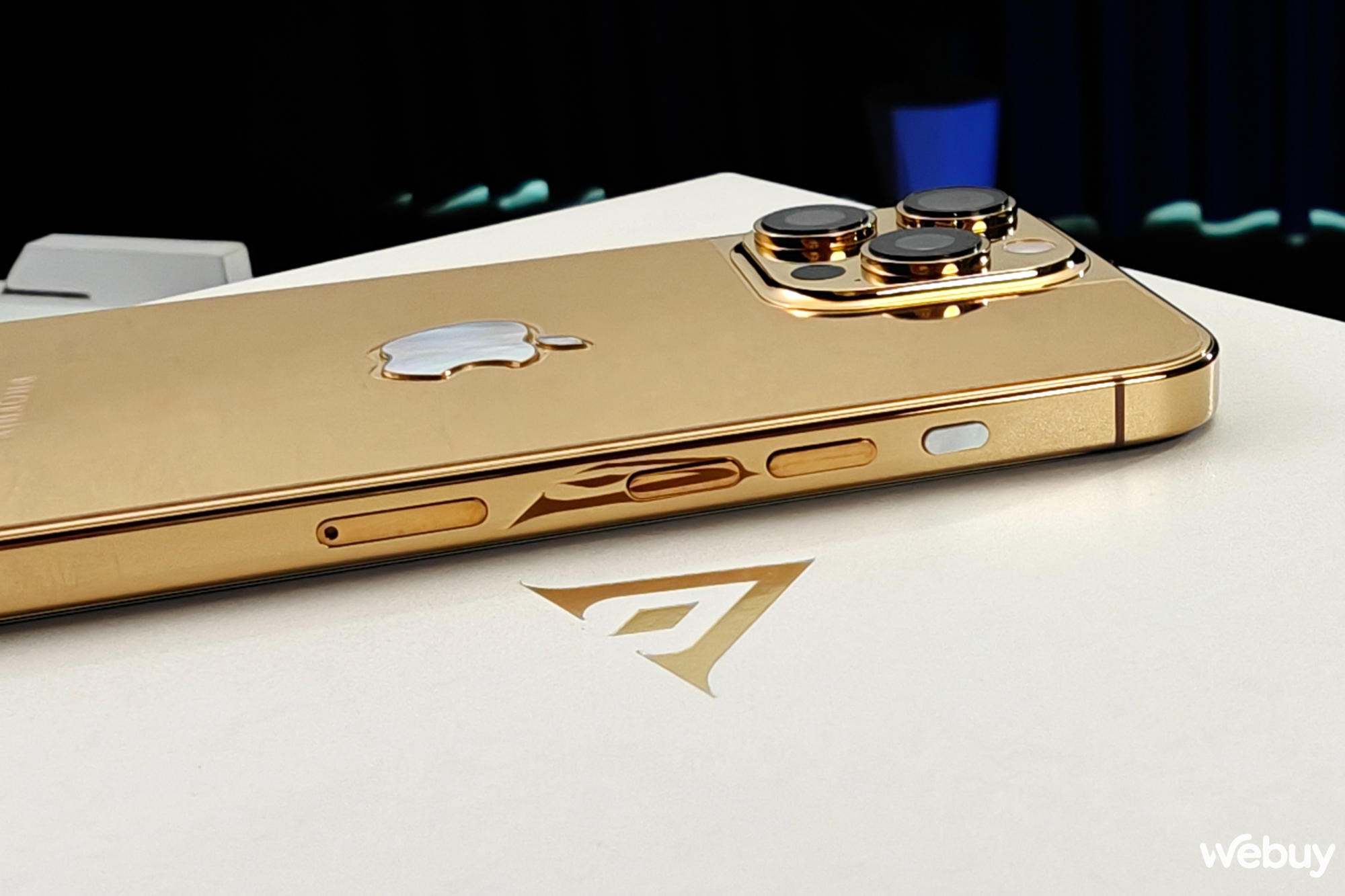 Cận cảnh iPhone 16 Pro Max mạ vàng 24K: Giới hạn 200 chiếc trên toàn cầu, giá gần 100 triệu đồng - Ảnh 3