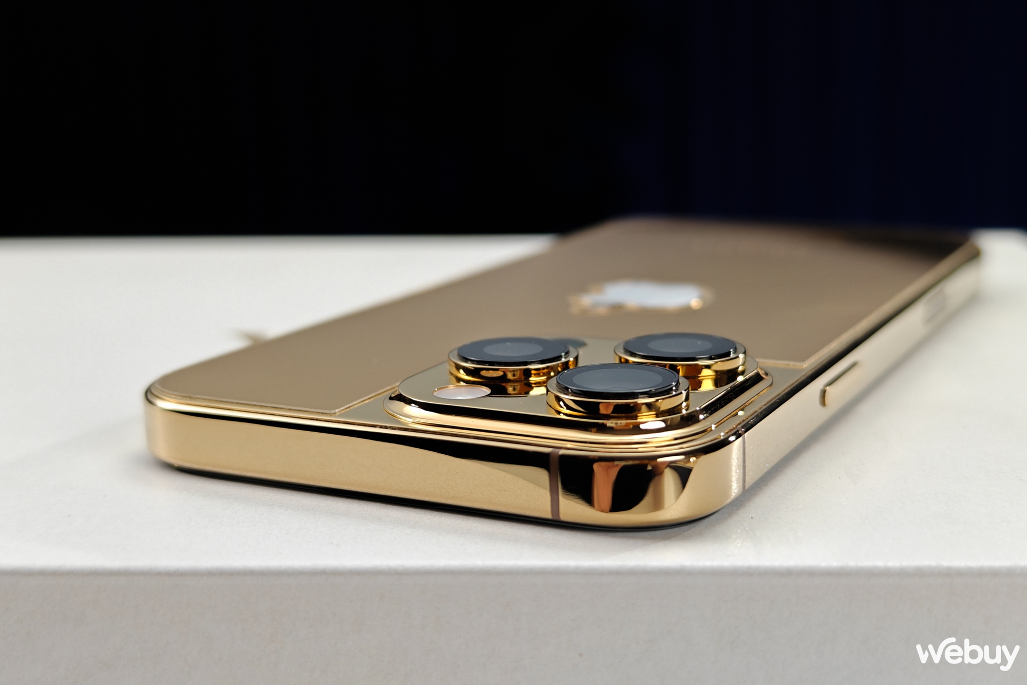 Cận cảnh iPhone 16 Pro Max mạ vàng 24K: Giới hạn 200 chiếc trên toàn cầu, giá gần 100 triệu đồng - Ảnh 10