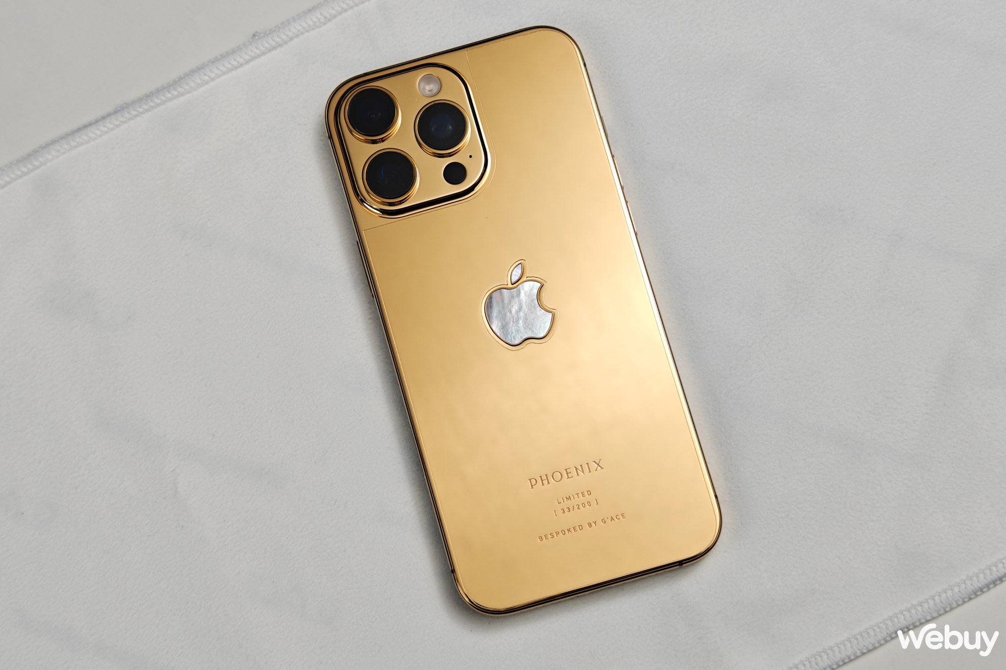 Cận cảnh iPhone 16 Pro Max mạ vàng 24K: Giới hạn 200 chiếc trên toàn cầu, giá gần 100 triệu đồng - Ảnh 2