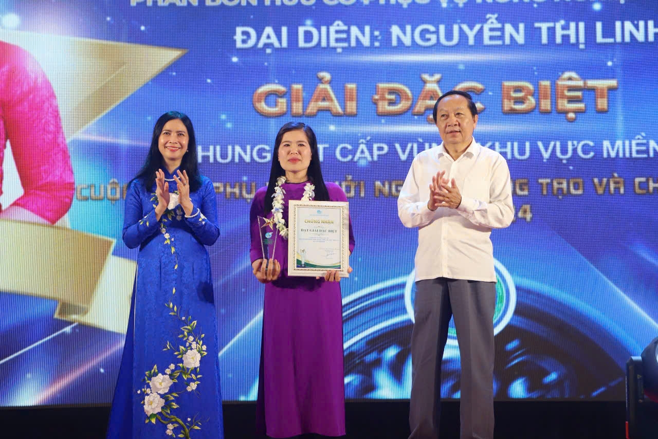 "Hô biến" chất thải gà vịt thành trang trại tiền tỷ, người phụ nữ thu về 40 triệu đồng/tháng - Ảnh 1