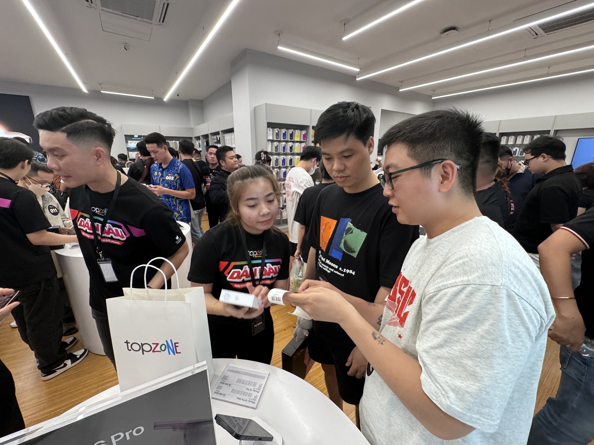 "Sốc" với độ chịu chơi của người Việt, chi 1.200 tỉ đồng để mua iPhone 16 chỉ trong 1 ngày - Ảnh 1