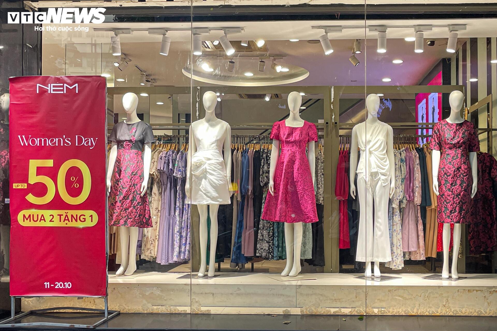 Quà tặng 20/10 đua nhau giảm giá, khách vẫn vắng - Ảnh 1