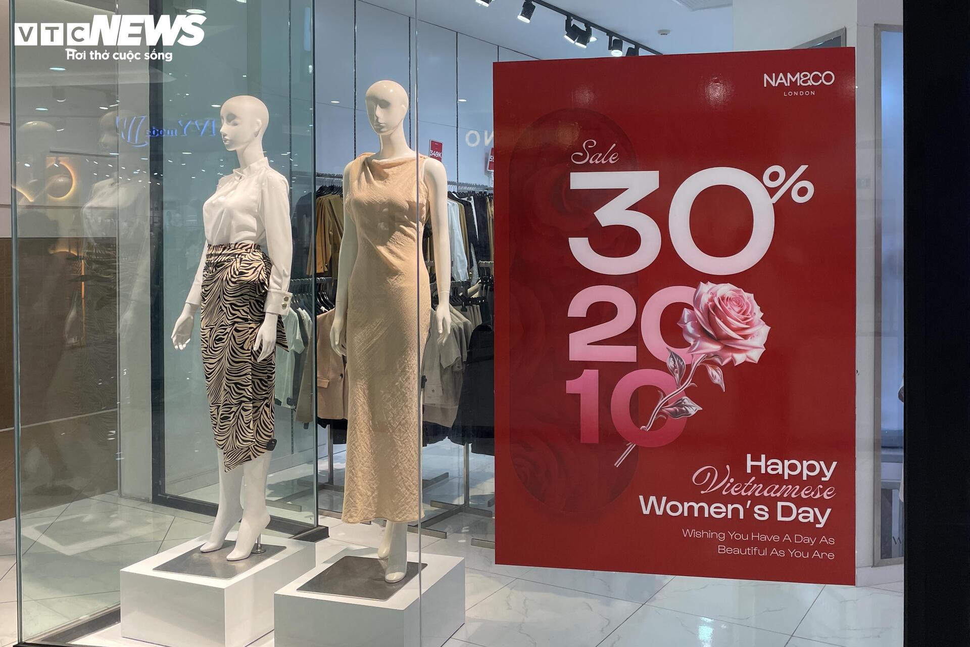 Quà tặng 20/10 đua nhau giảm giá, khách vẫn vắng - Ảnh 17