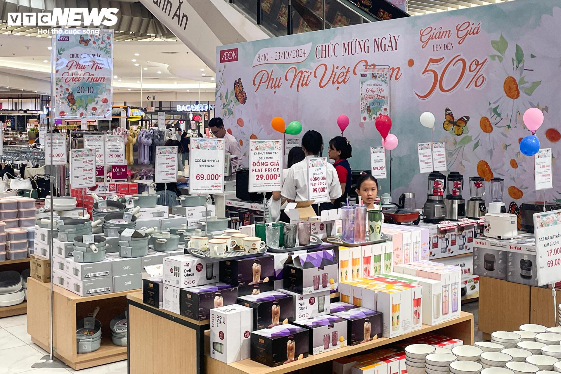 Quà tặng 20/10 đua nhau giảm giá, khách vẫn vắng - Ảnh 19