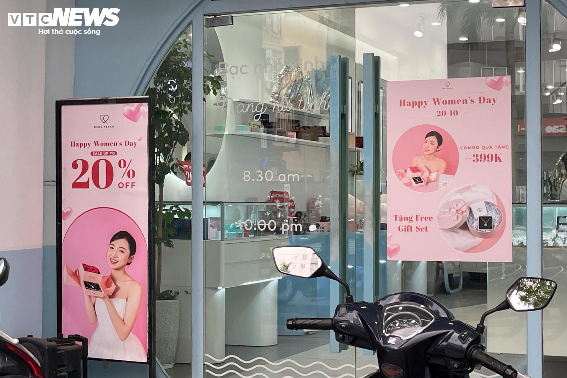 Quà tặng 20/10 đua nhau giảm giá, khách vẫn vắng - Ảnh 15