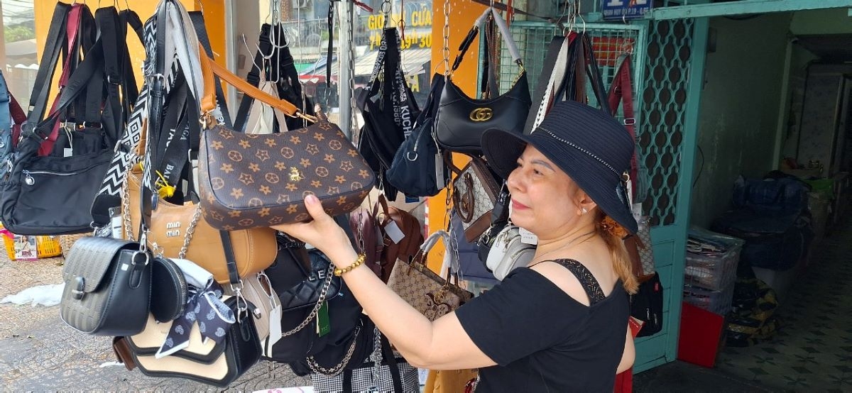 Hàng Trung Quốc tràn ngập chợ truyền thống - Ảnh 1