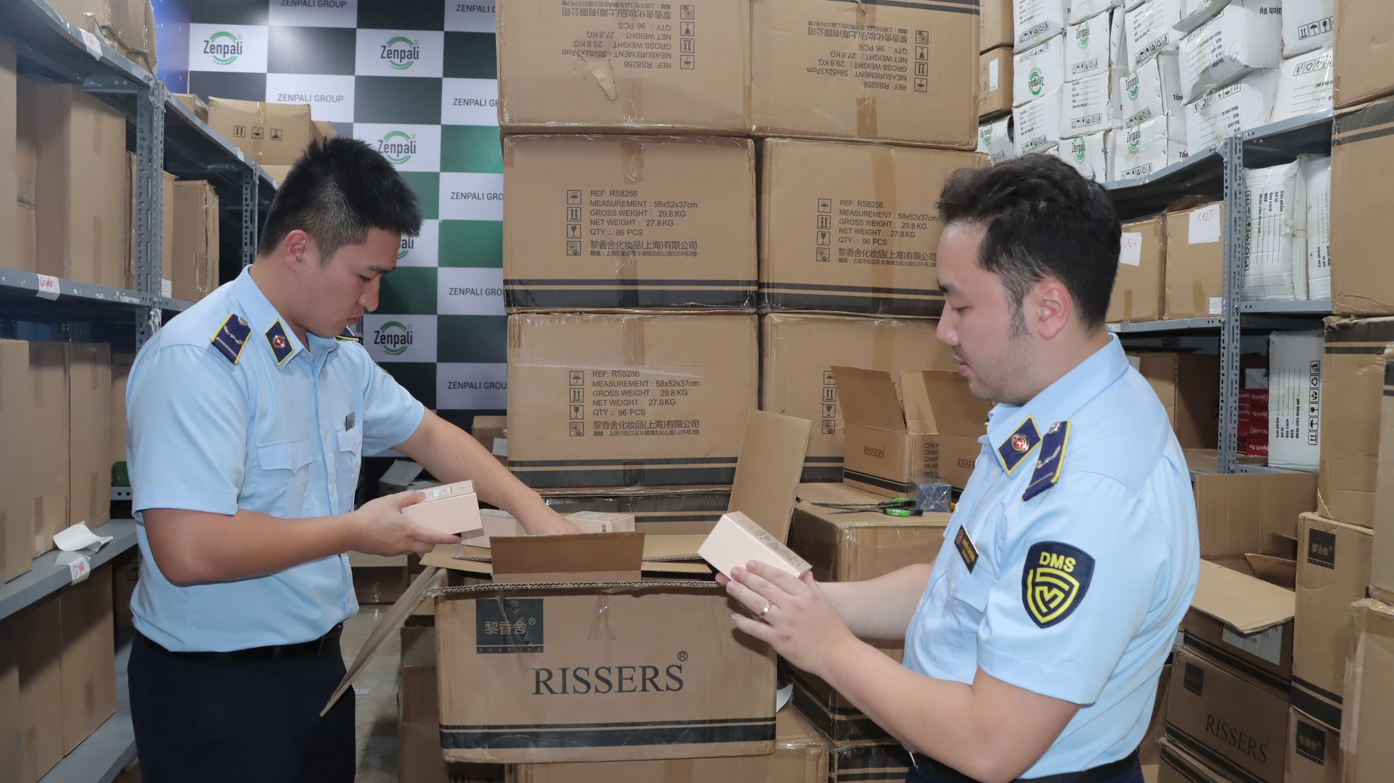 Đột kích kho hàng của hot Tiktoker, thu giữ hơn 10 ngàn chai nước hoa nhập lậu - Ảnh 2